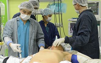 Chirurghi che eseguono un'operazione per aumentare il pene di un uomo