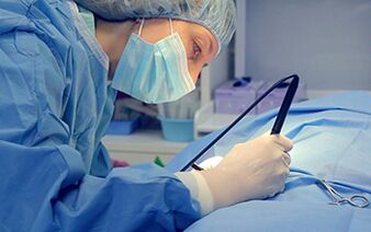 Il chirurgo esegue un'operazione per aumentare il fallo di un uomo