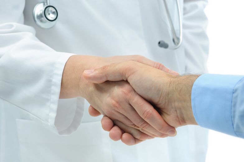 Consultazione di un medico su un aumento di un membro