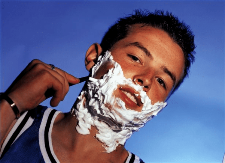 l'adolescente si rade e pensa all'ingrandimento del pene