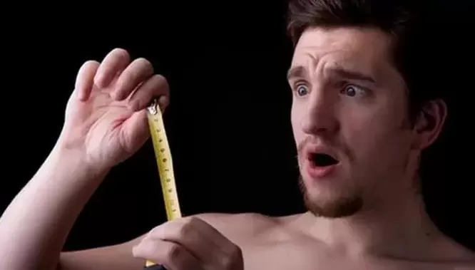 l'uomo ha misurato il suo pene prima dell'ingrandimento