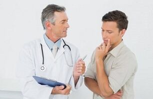 consultazione del medico sull'allegato per l'ingrandimento del pene