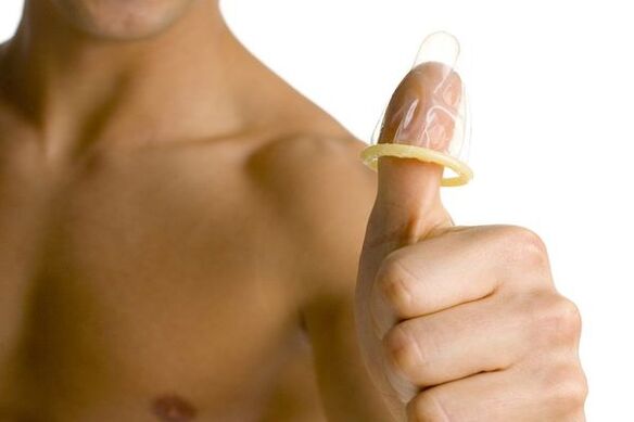 il preservativo sul dito simboleggia l'allargamento del pene dell'adolescente