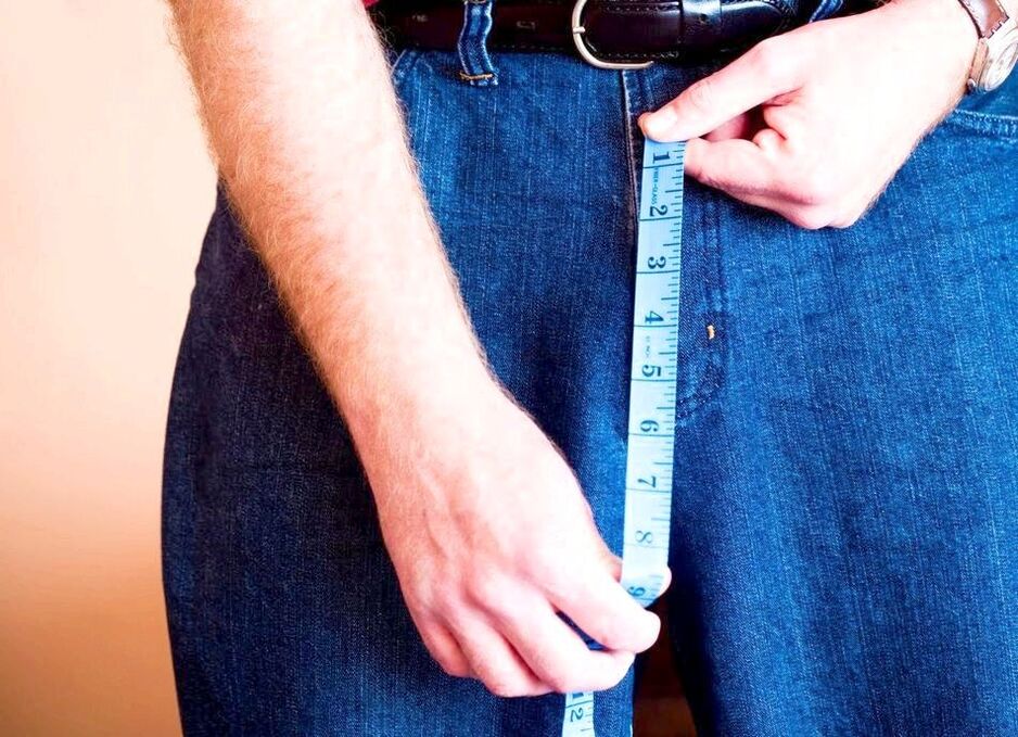 uomo che misura il pene dopo l'ingrandimento