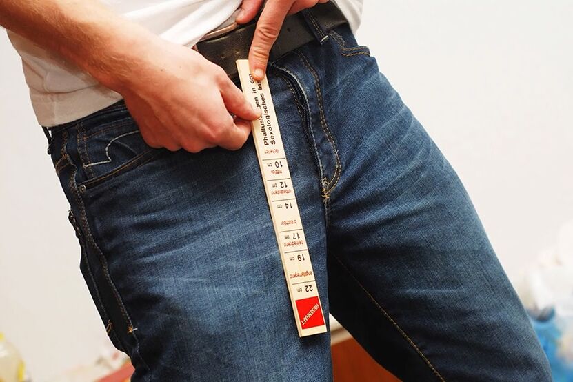 uomo che misura il pene prima dell'ingrandimento